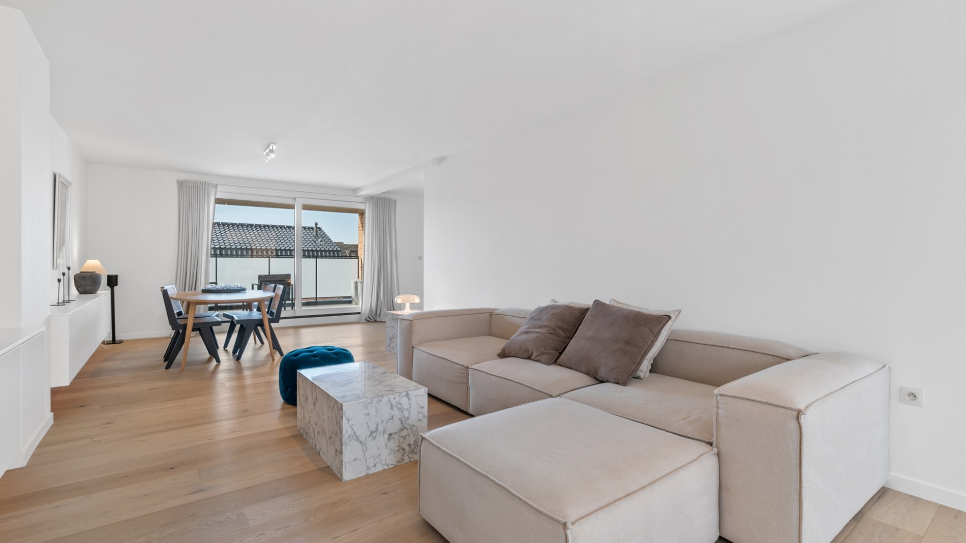 Veel natuurlijk lichtinval door de grote raampartijen 