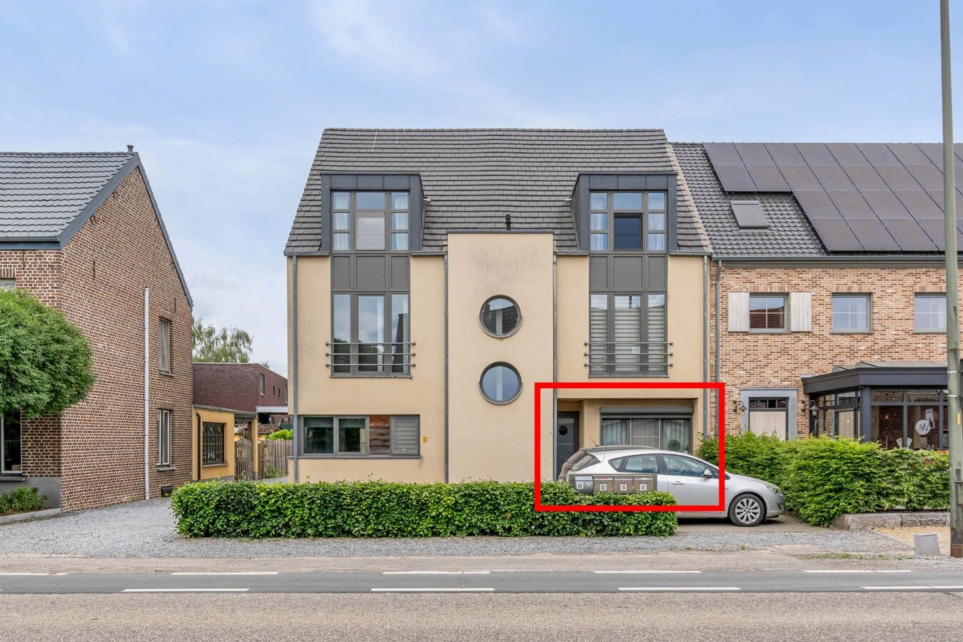 Gelijkvloers INVESTERINGSAPPARTEMENT vlakbij centrum met fraai terras en autostandplaats. 