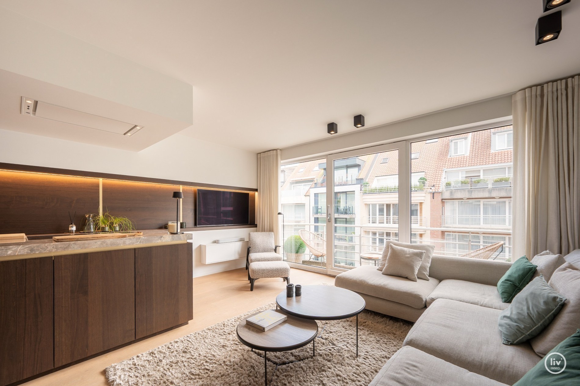 OPENDEURDAG Zaterdag 29/08 - tussen 14u en 16u:  Luxueus volledig gerenoveerd 3 slaapkamer appartement te Parmentierlaan gelegen nabij de Zeedijk. 
