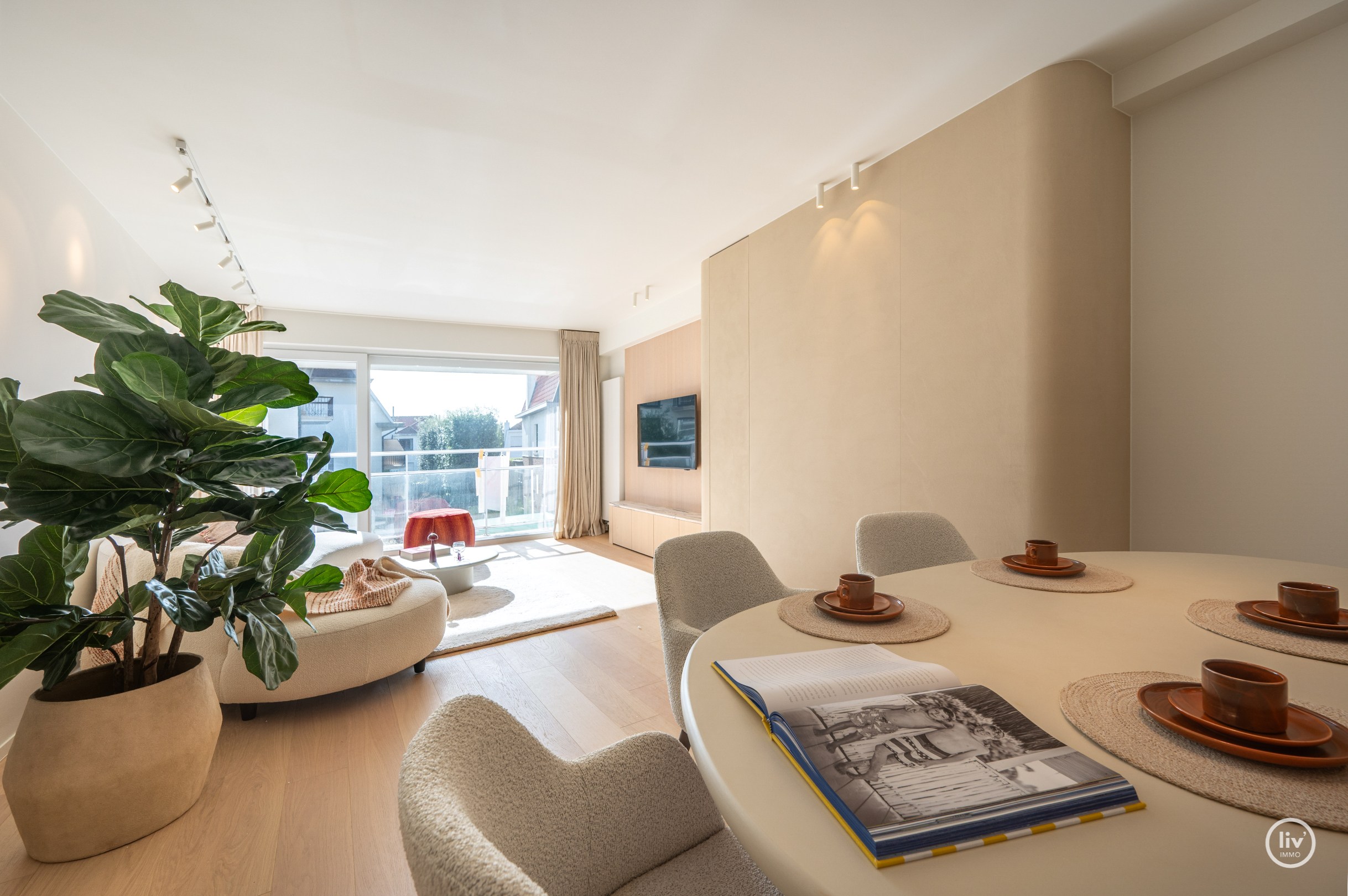 Prachtig gerenoveerd 3 slaapkamerappartement met open zichten gelegen op de Jozef Nellenslaan te Knokke. 