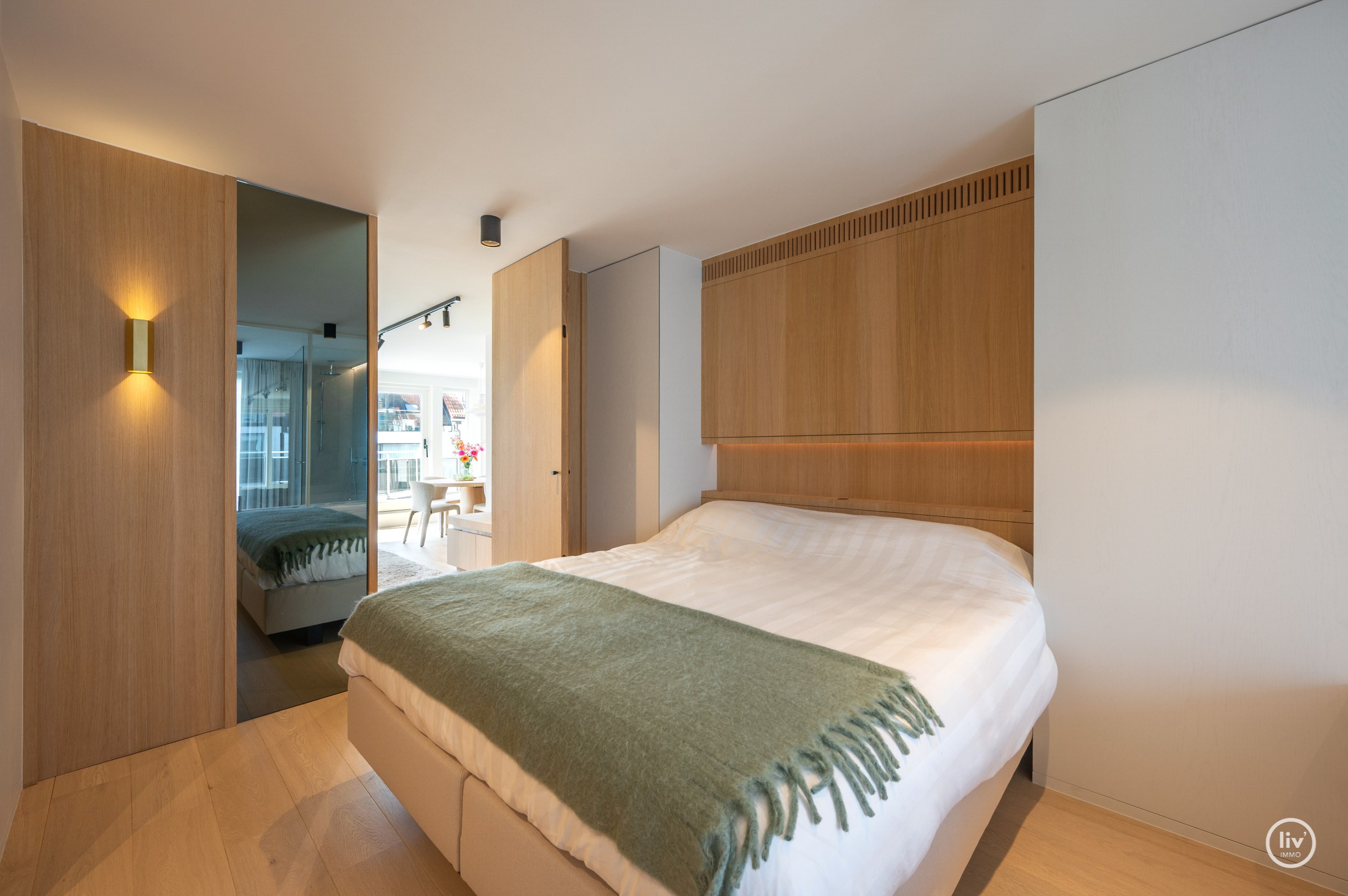 Parchtig afgewerkte penthouse met magnifieke terrassen van +/-40m2 en 3 ruime slaapkamers te Leopoldlaan gelegen. 