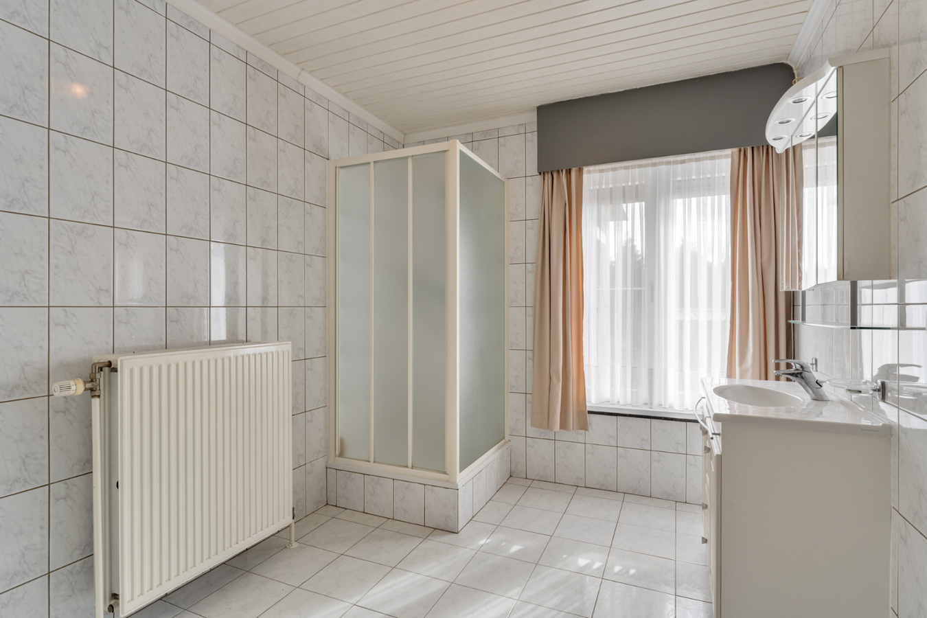 Op te frissen, halfvrijstaande gelijkvloerse woning gelegen in een rustige omgeving op 8a58ca. 