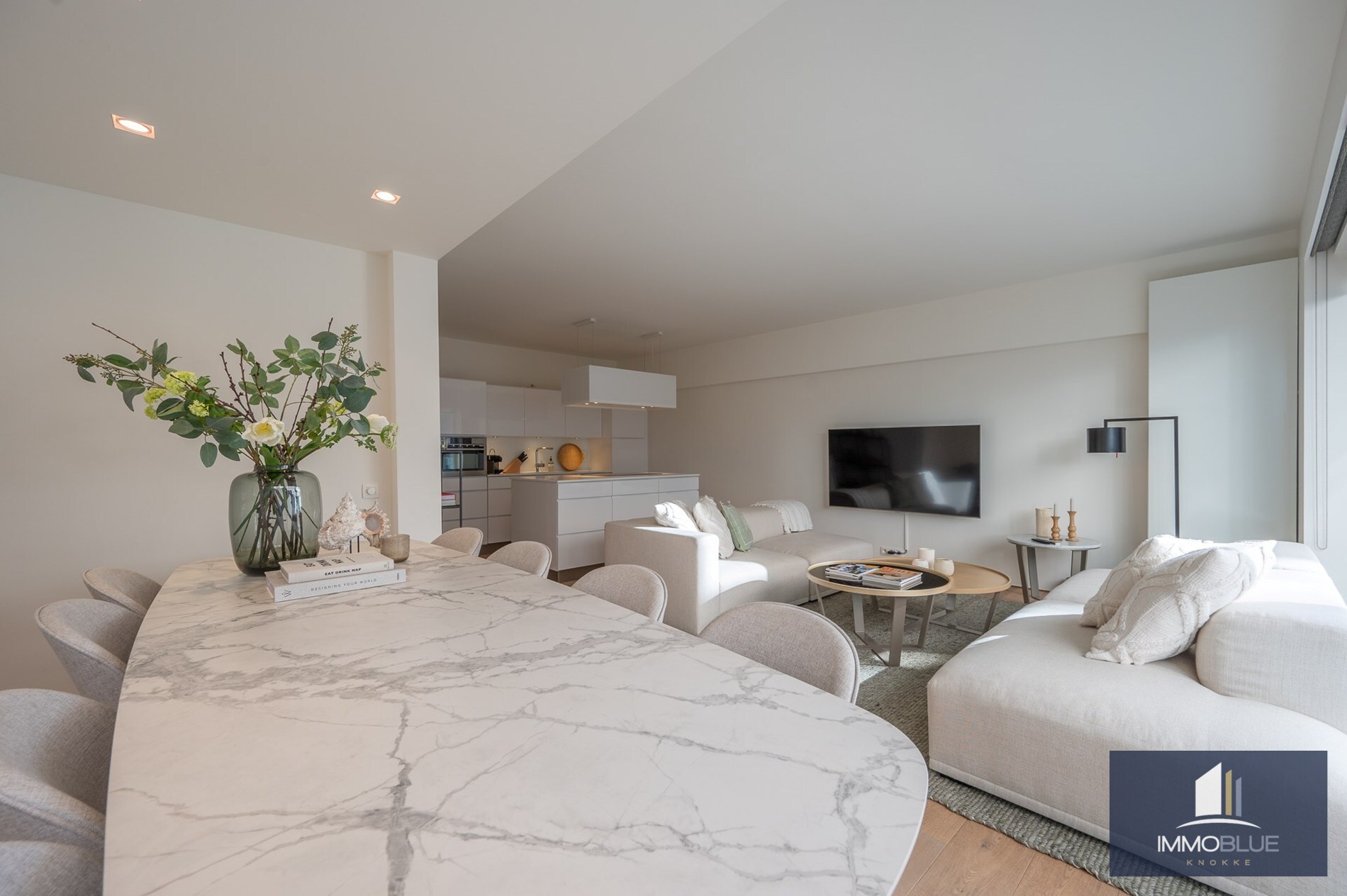 Stijlvol appartement met een gevelbreedte van circa 6 meter genietend van zijdelings zeezicht gelegen aan de Kustlaan. 