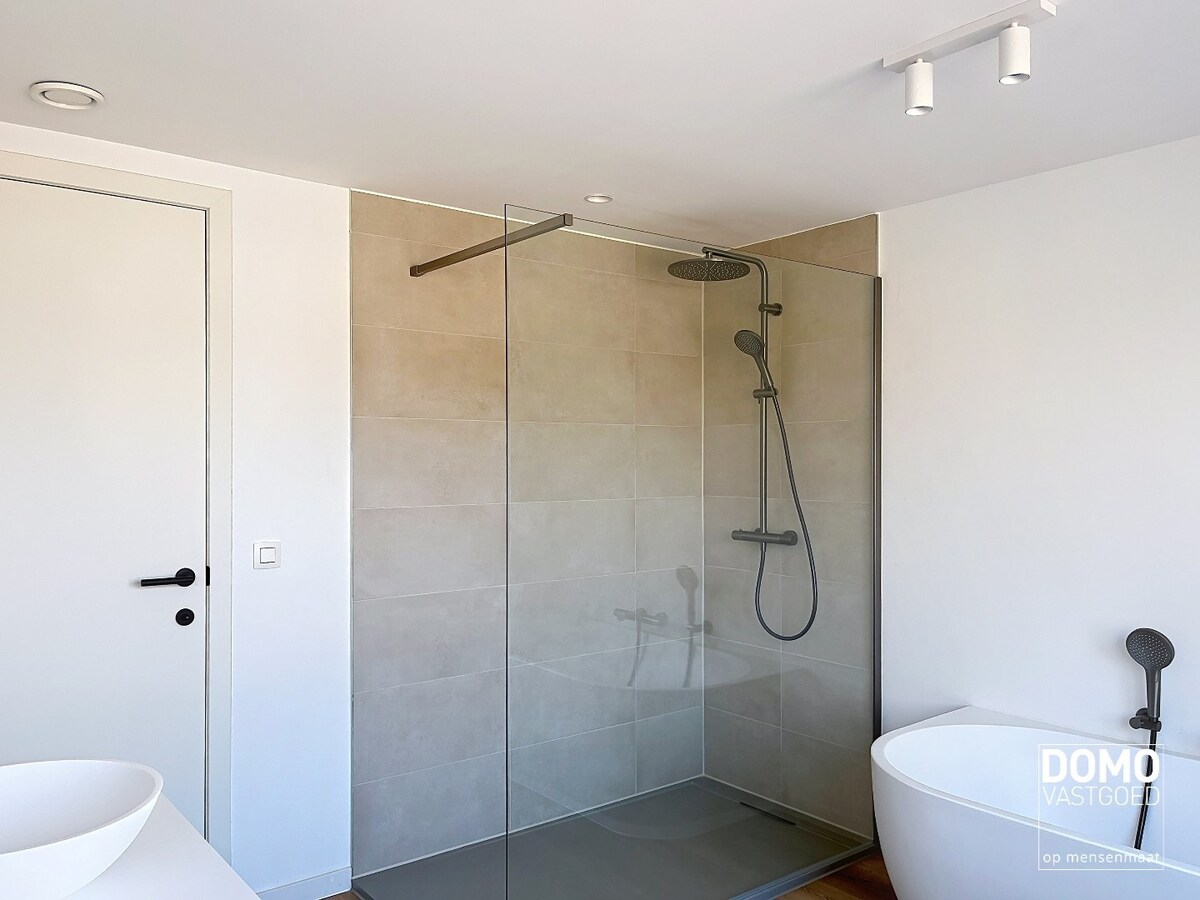 Instapklare totaalrenovatie met luxueuze afwerking, 4 slaapkamers en zuidgerichte tuin 
