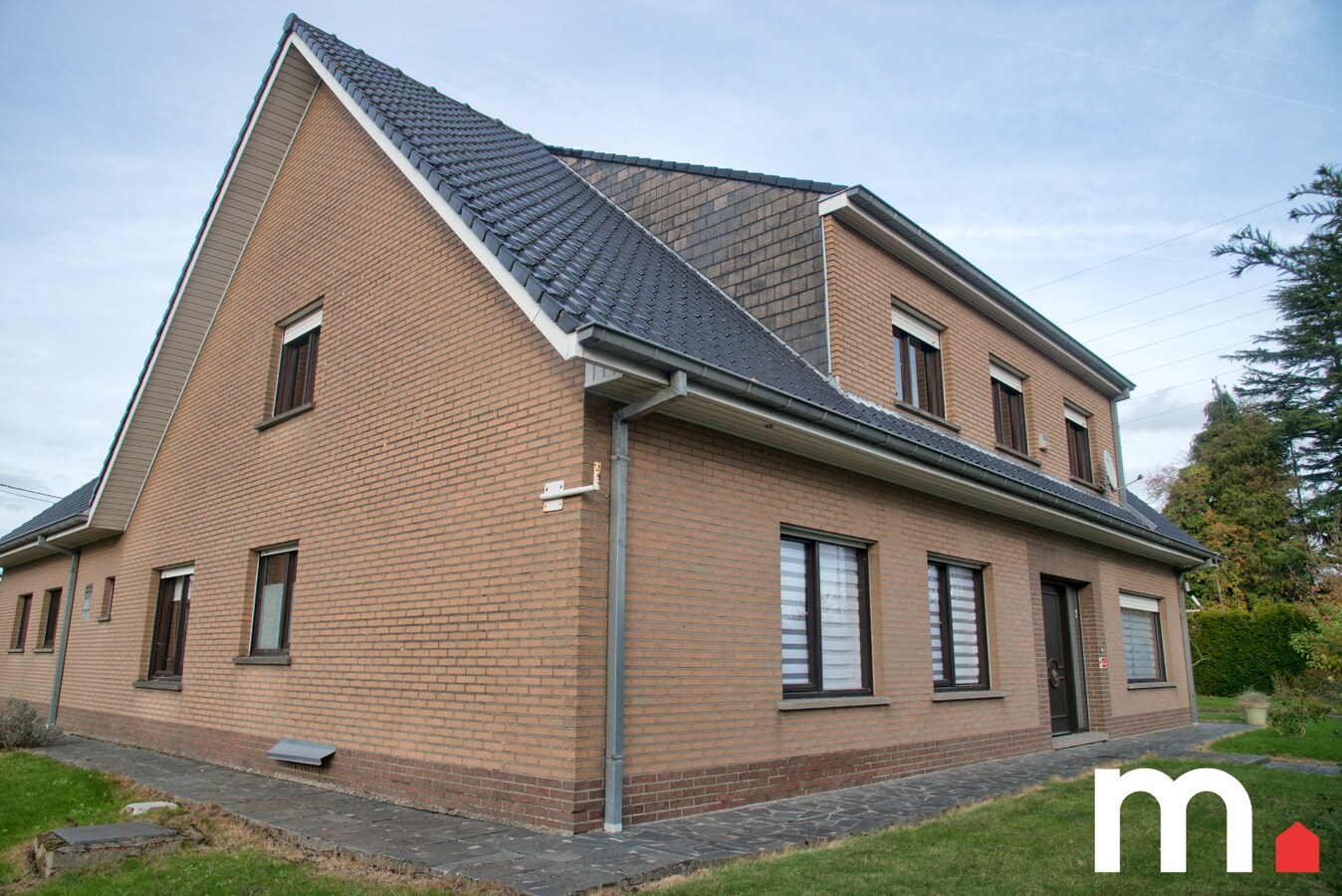 Alleenstaande Villa met 5 slaapkamers en 348m² bewoonbare oppervlakte te Lendelede! 