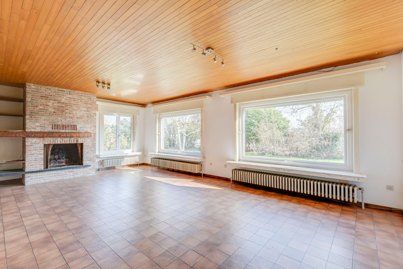 VERKOCHT ! Ruime villa (250m²) op mooi stuk grond (912m²) 