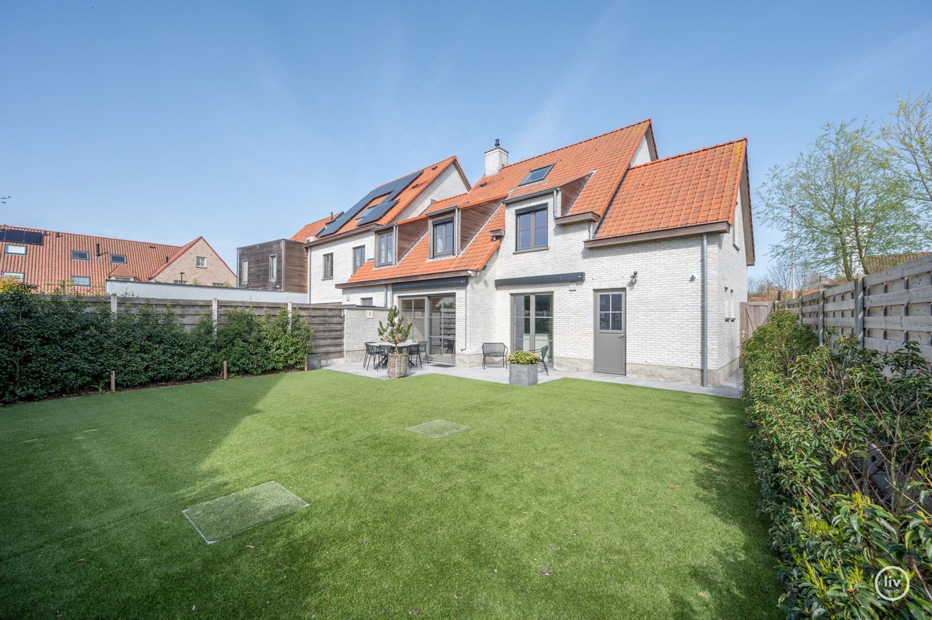Prachtige halfopen woning met 5 slaapkamers en mooie tuin gelegen in Knokke. 