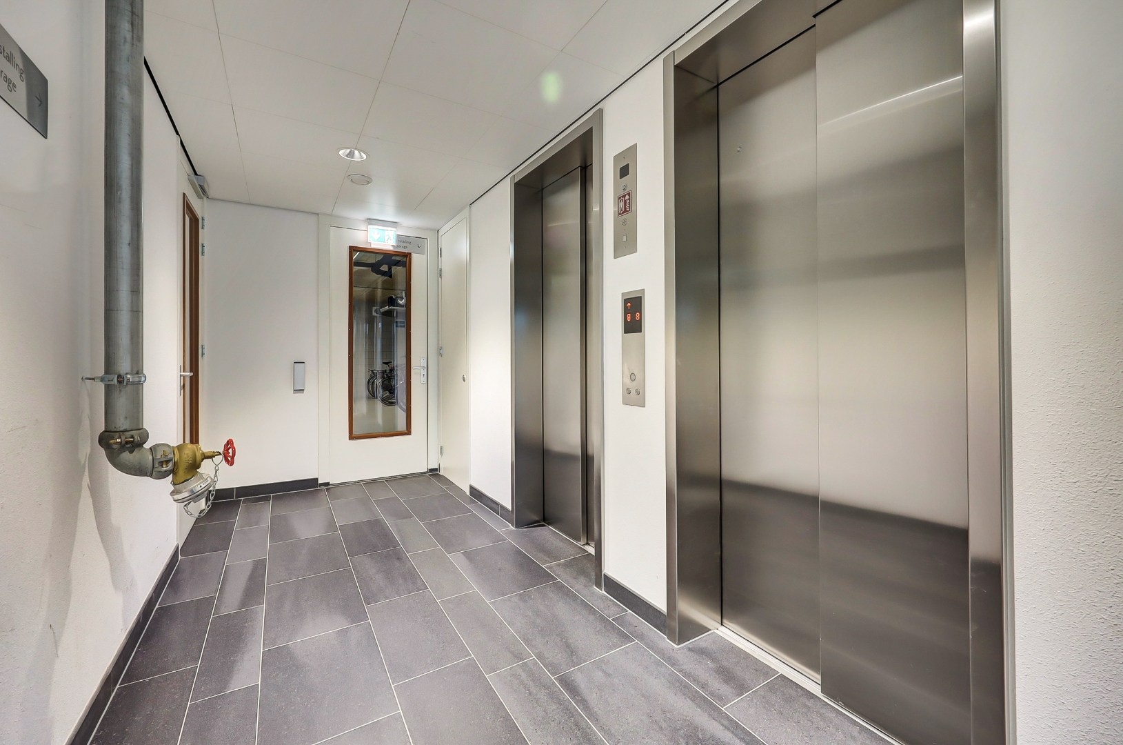 Nieuw en instapklaar 3-kamer appartement op de zevende verdieping met luxe keuken en badkamer, riant uitzicht over de omgeving en naar het centrum van Rotterdam. 