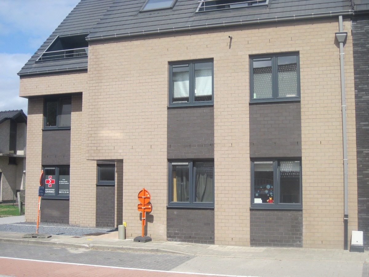 Ruim gelijkvloers appartement met terras en tuintje. Incl. afz. garage ! 