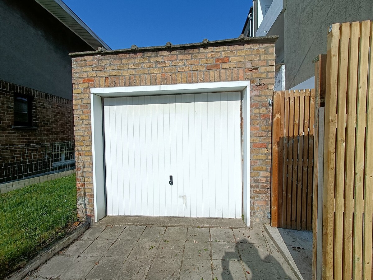 Lichtrijk 2-slaapkamerappartement met terras, garage en extra staanplaats in het centrum van Heist 