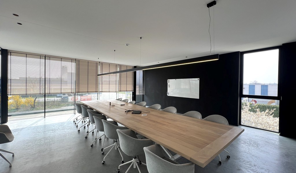 Recent bedrijfsgebouw met prachtige kantoren te huur in Lokeren