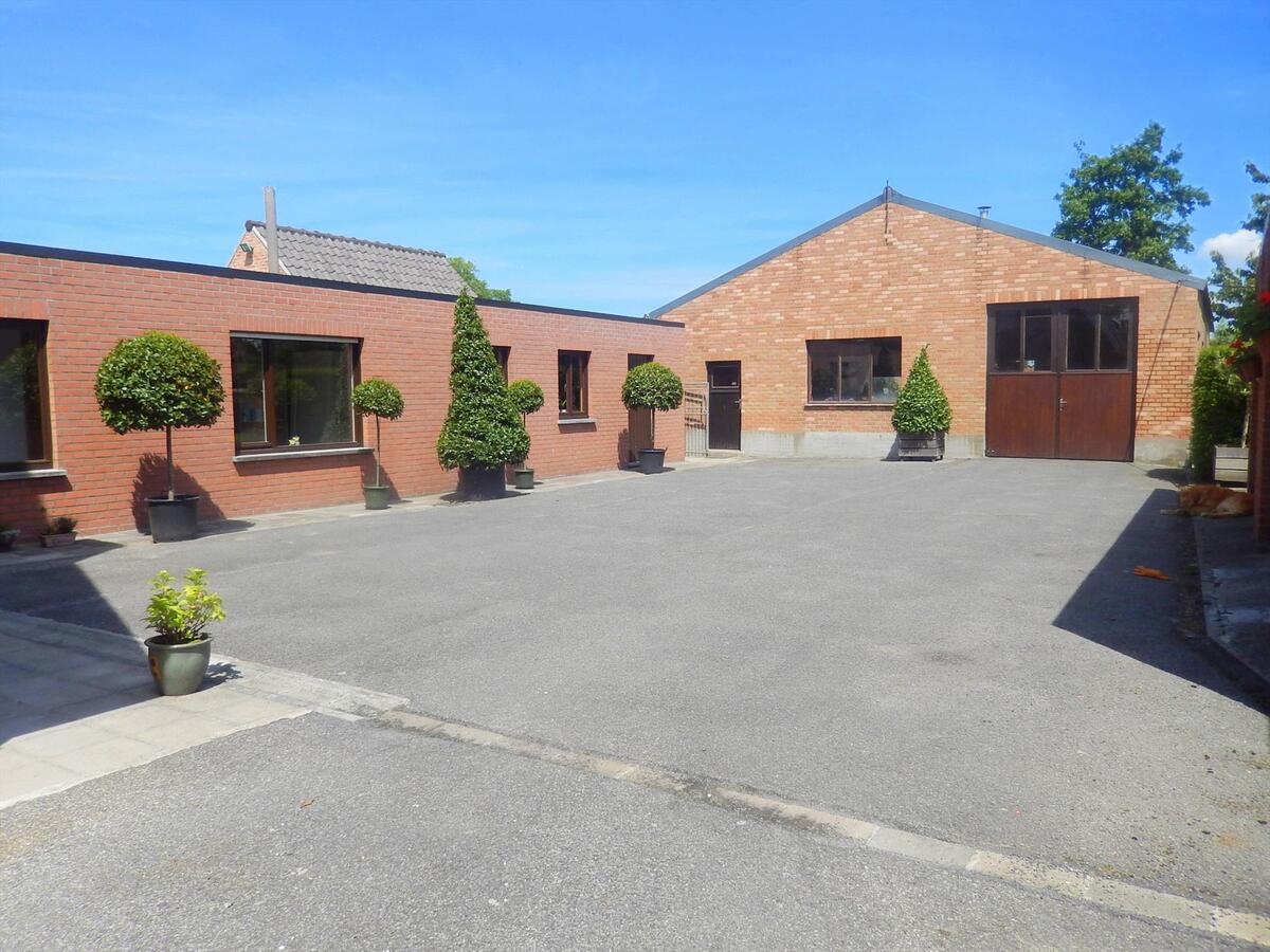 Instapklare woning met grote opslagplaats en 3 garages 