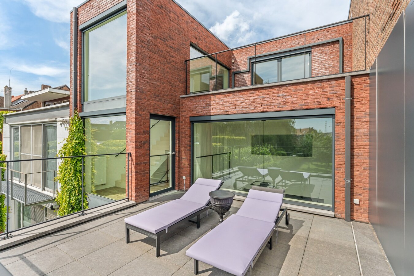 Unieke, hoogwaardig afgewerkte stadswoning op een ruim perceel mét ruime garage bereikbaar langs de achterzijde! 