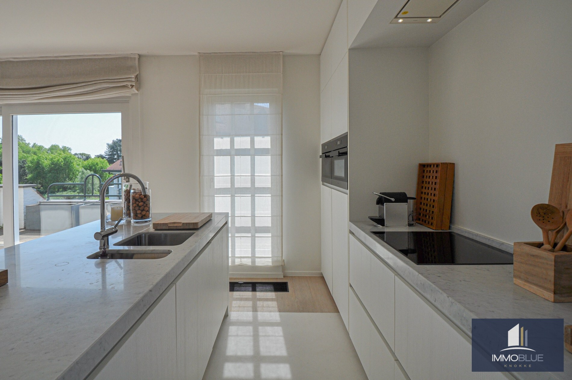 "Sublime appartement d'angle avec de spacieuses terrasses situé dans le prestigieux domaine Tennis Garden." 