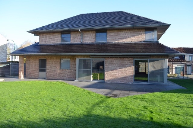 Solide villa afgewerkt met duurzame materialen te Adegem 