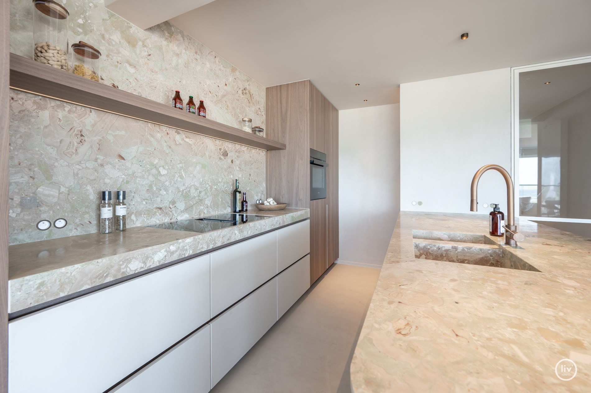 Magnifique appartement d'angle avec vue frontale sur la mer et terrasse orientée ouest situé sur la place de la Tour de Lumière à Knokke. 