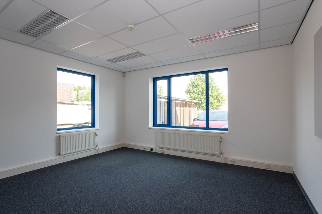 Representatief kantoorpand met 11 kantoorruimtes en circa 20 parkeerplaatsen te huur. 