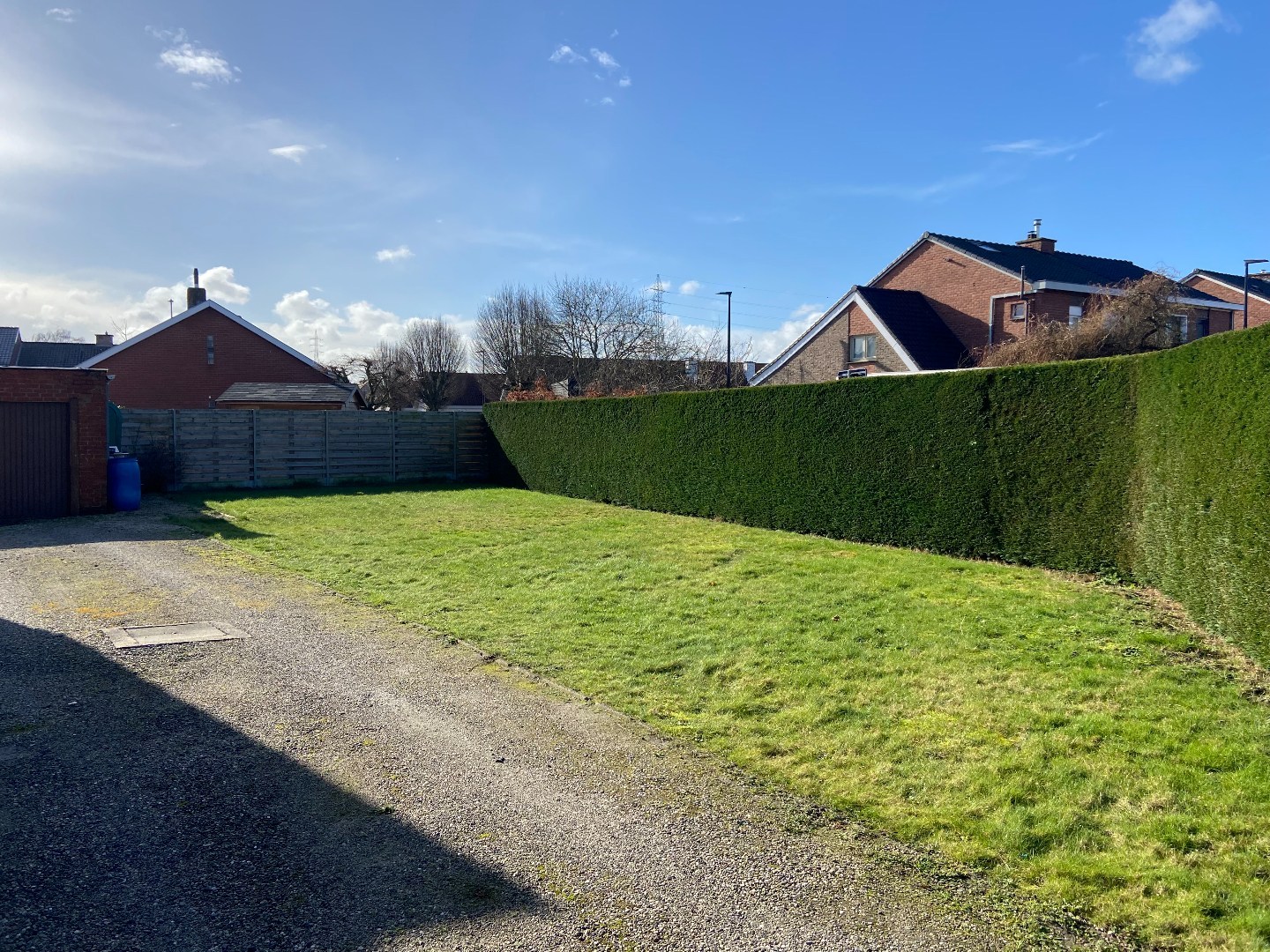 Degelijke halfopen bebouwing met groot potentieel op mooi hoekperceel van 524 m²! 