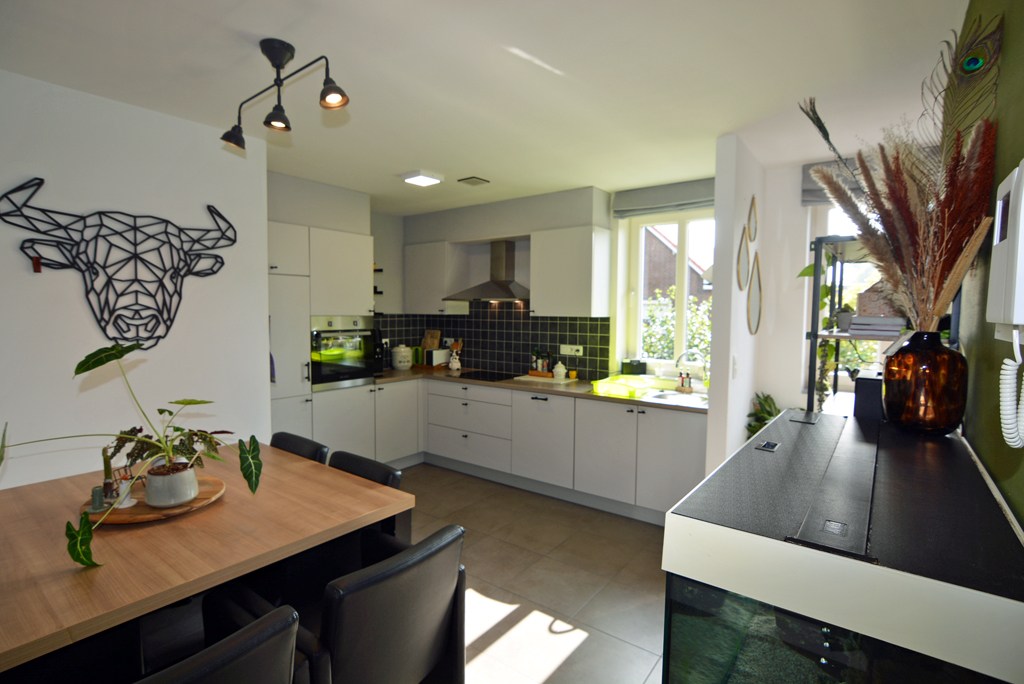 Energiezuinig duplex-appartement met 2 slpk, terras en carport met berging. 