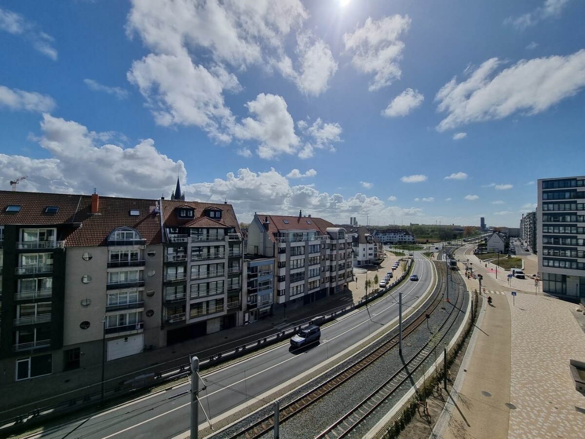 Zonnig, vernieuwd appartement nabij het strand - Heist 