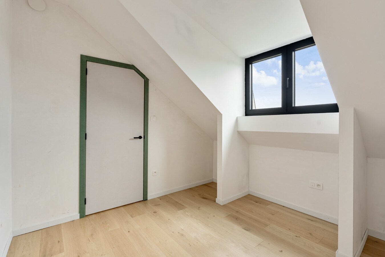 Exclusieve woning in volledig heropgebouwde hoeve op een perceel van 4a60ca! 