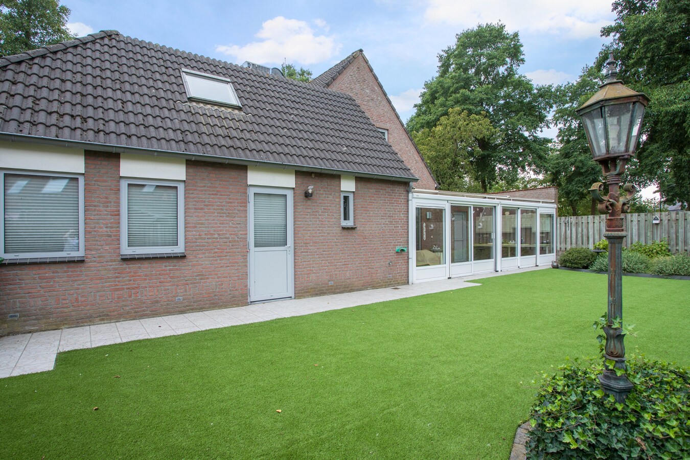 Vrijstaande degelijk gebouwde woning met inpandige dubbele garage. 