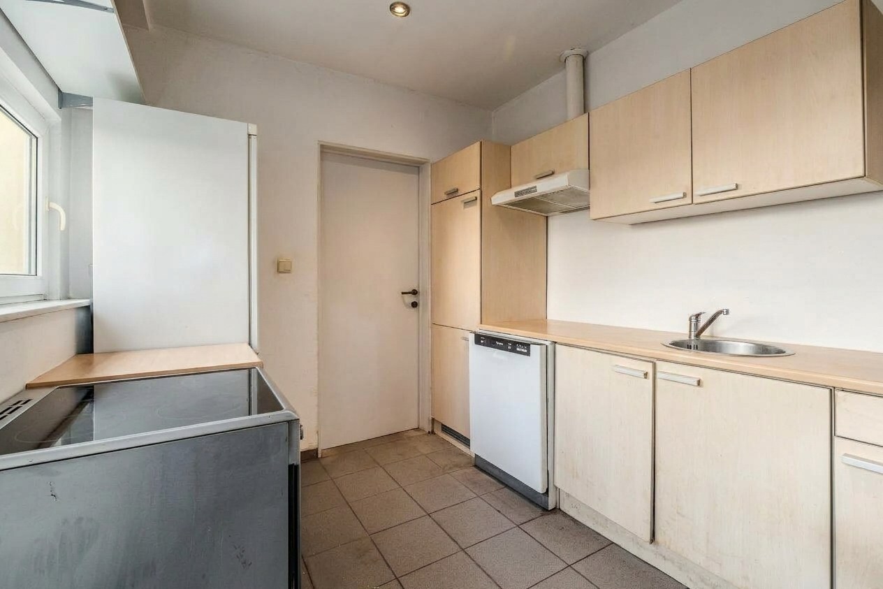 Te renoveren rijwoning met 2 slaapkamers in het centrum van Zomergem 