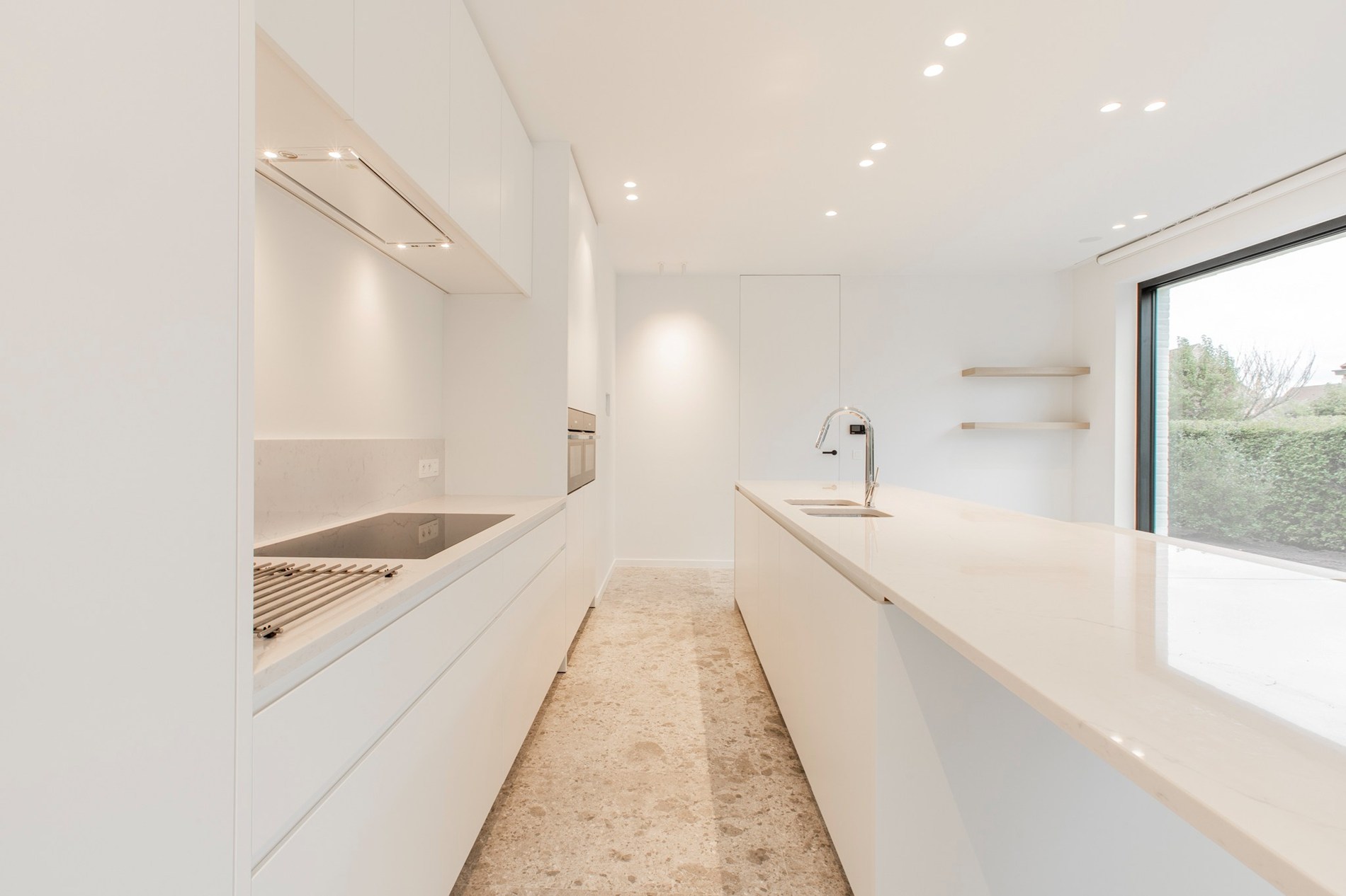 À LOUER : Villa de construction récente et élégante de 2021 alliant confort contemporain et grands volumes de vie, située dans un emplacement exceptionnel à proximité du centre de Knokke-Heist. 