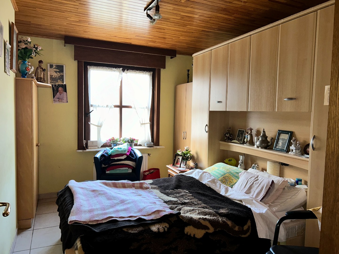 Degelijke alleenstaande woning met twee garages en tuin op 788m² 