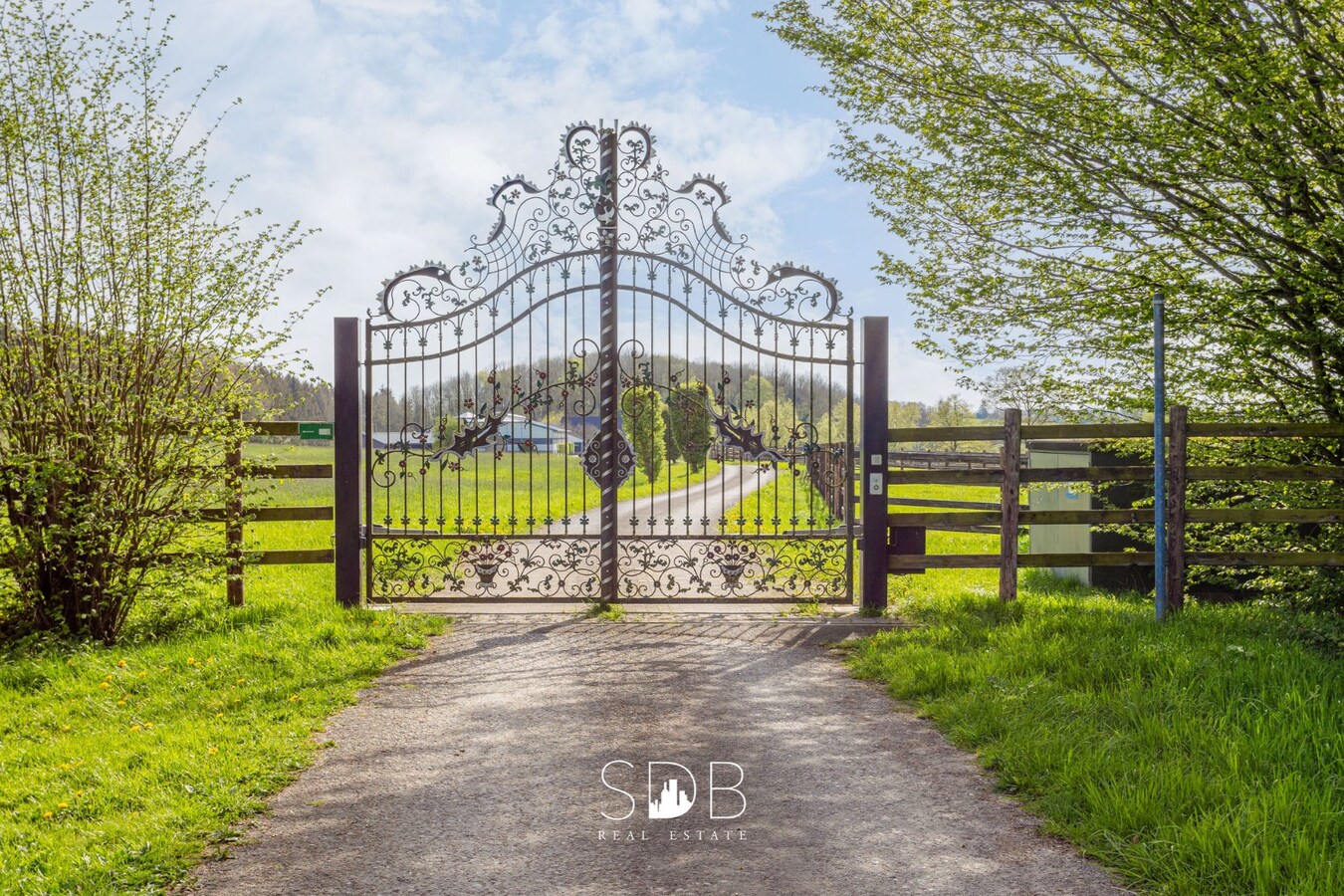 Hippische Complex met woonhuis en appartement op circa 31 Hectare 