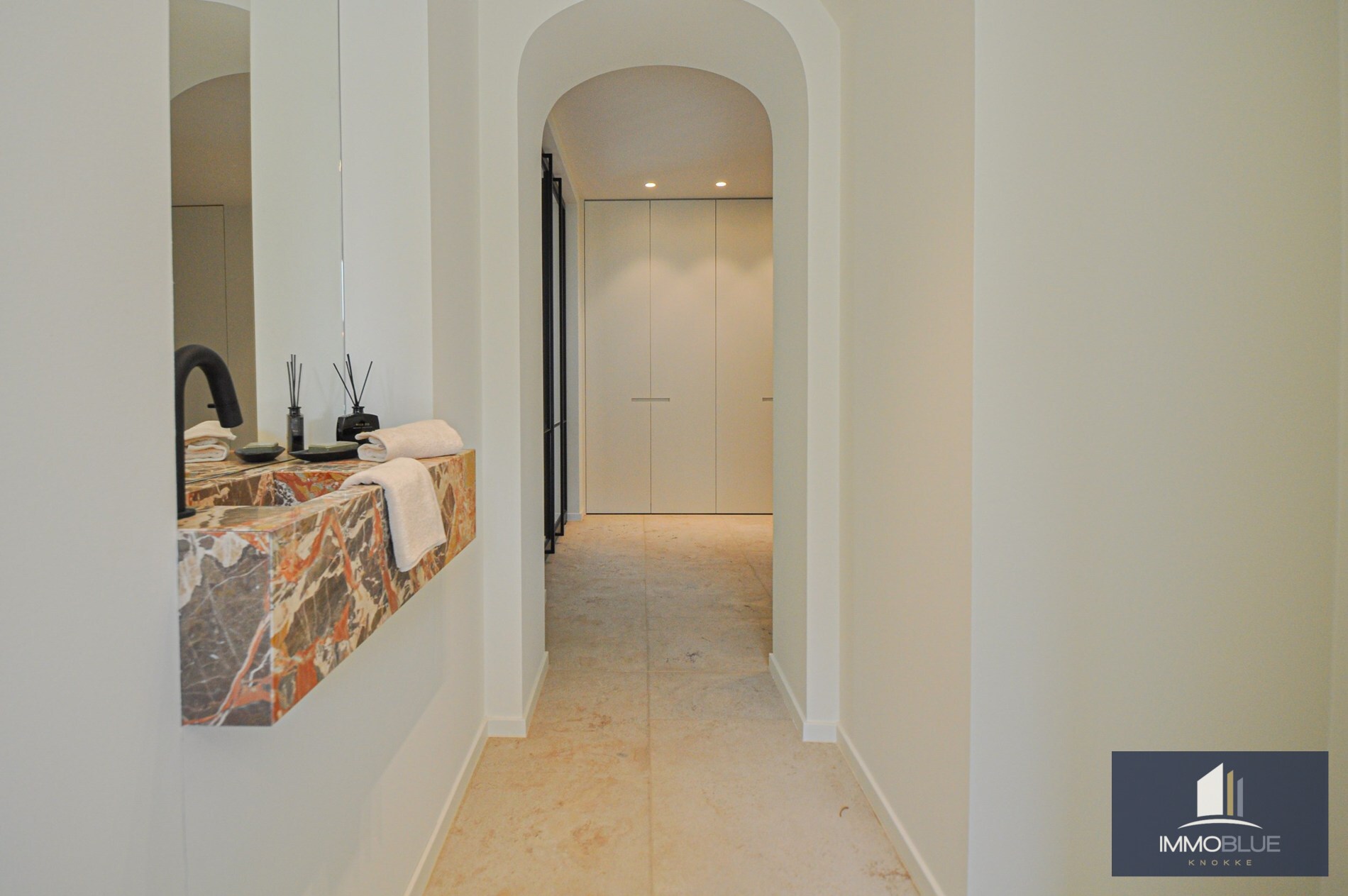 Villa entièrement rénovée située au calme en bordure de la Zoute. 