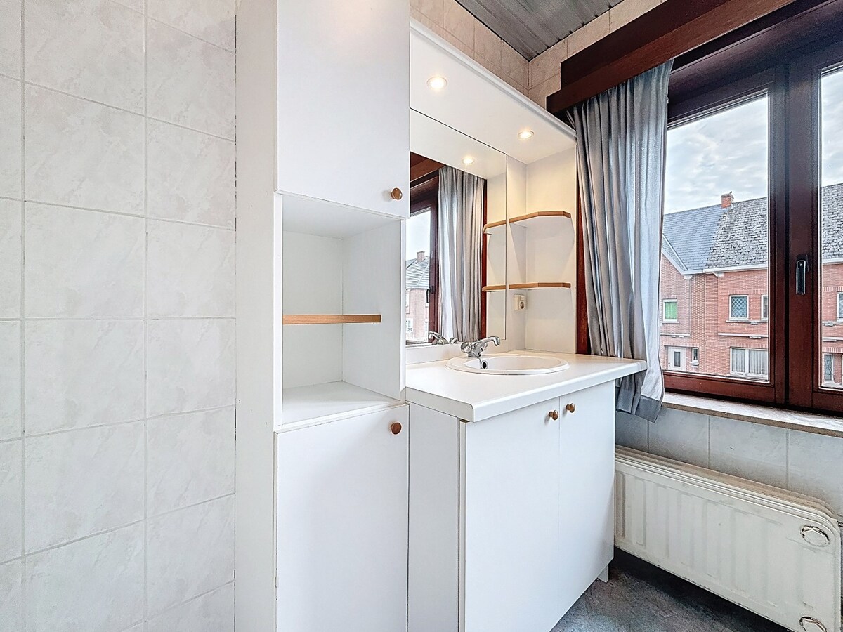 Op te frissen (gezins)woning met garage en tuin te Bevegem 