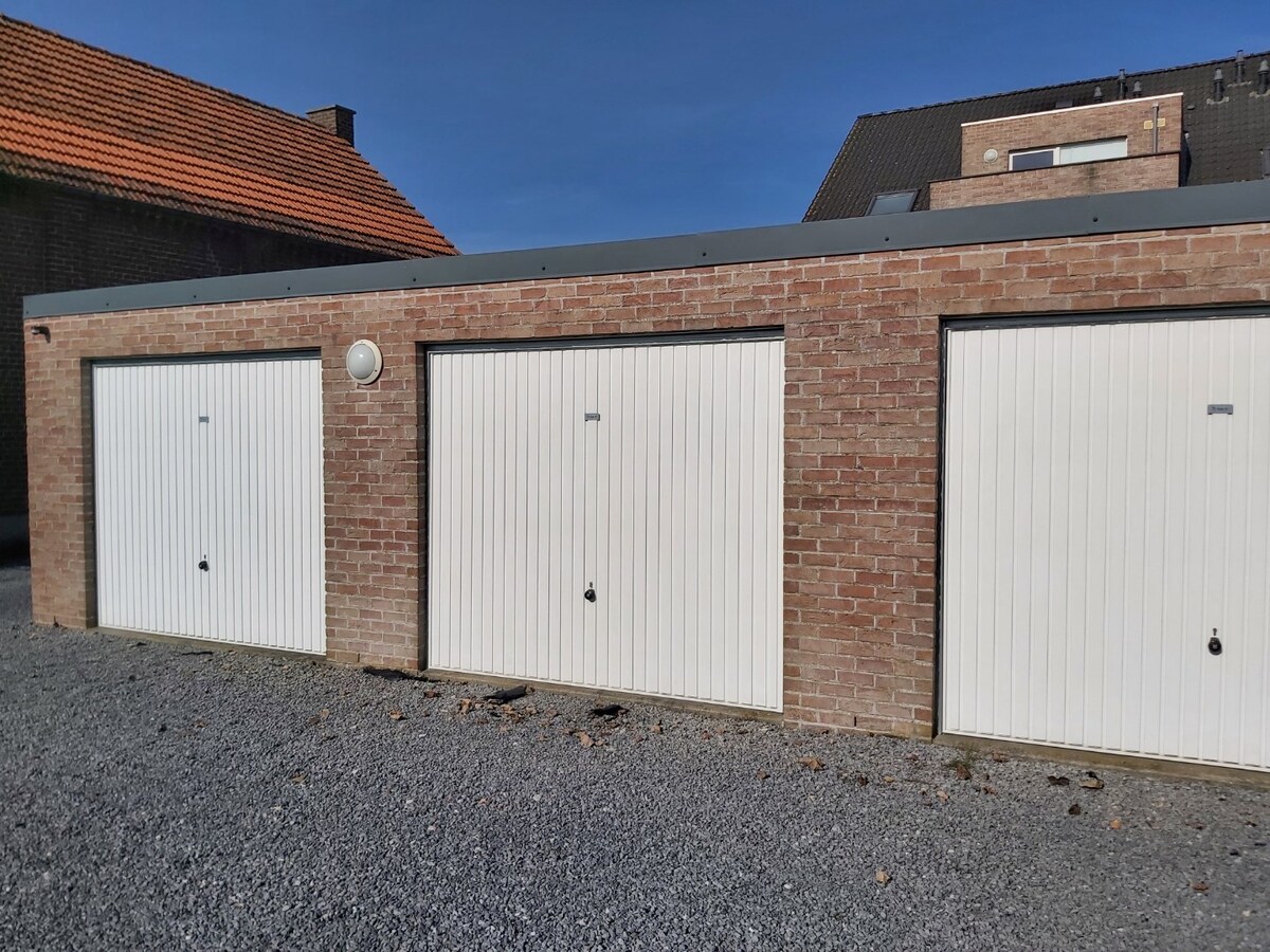 Ruim 2 slaapkamer appartement mét garage 