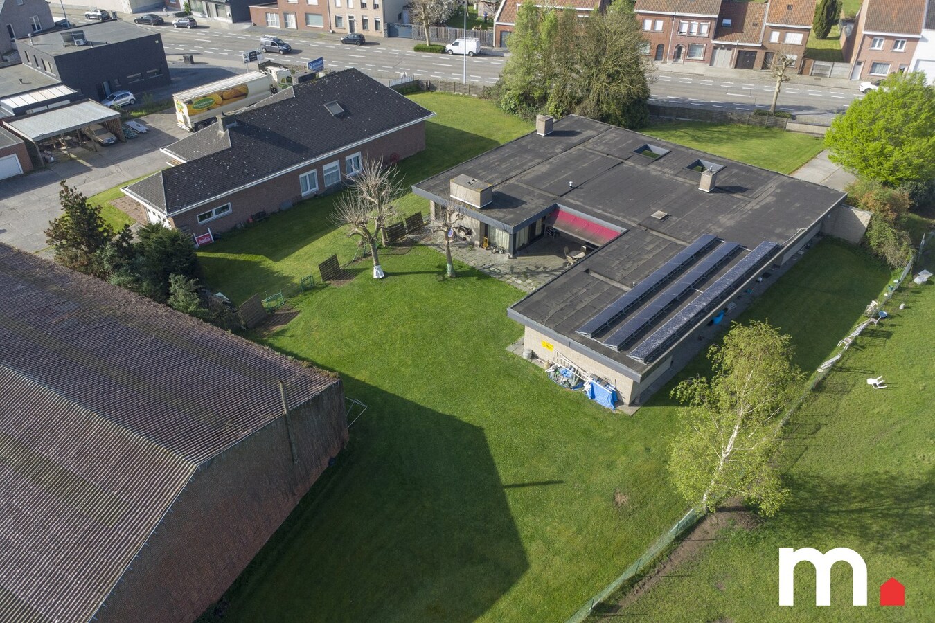 Unieke Villa te Roeselare op 2258m² met 28 zonnepanelen en 432m² bewoonbare oppervlakte! 