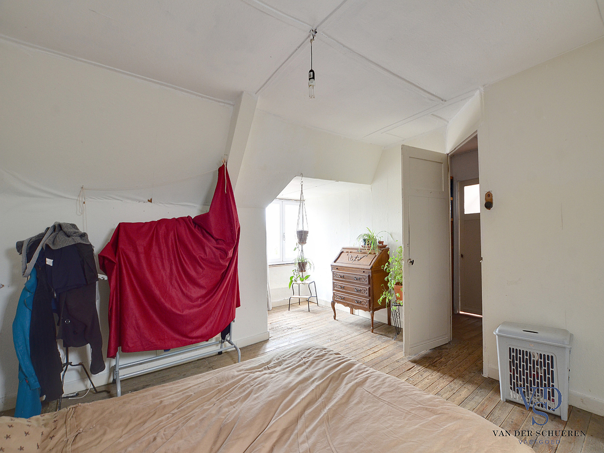 Karaktervolle, te renoveren woning (op bijna 900 m²). 