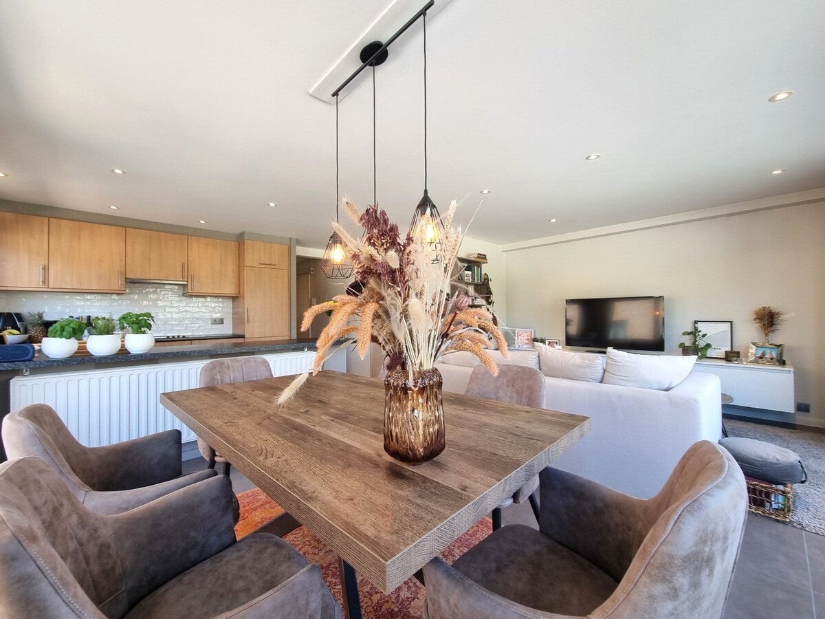 Aangenaam, zeer lichtrijk hoekappartement met open zichten - Heist 