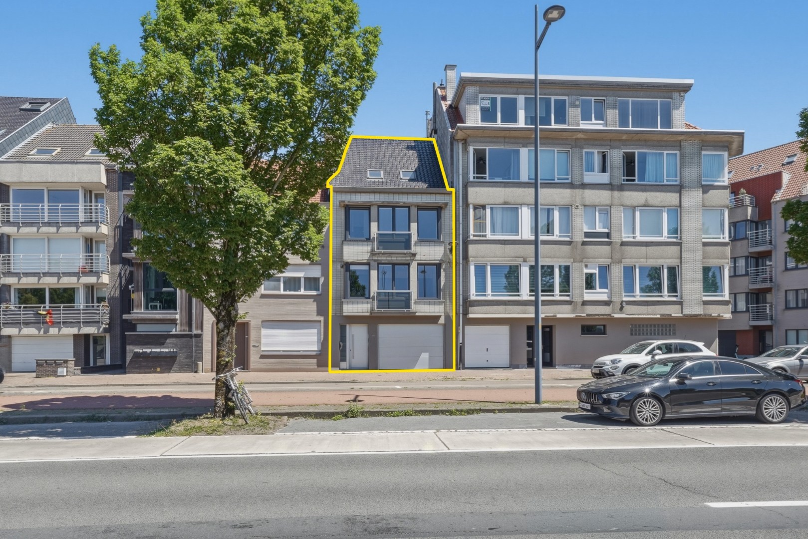 Volledig gerenoveerde bel-étage met ruime garage te Oostende 
