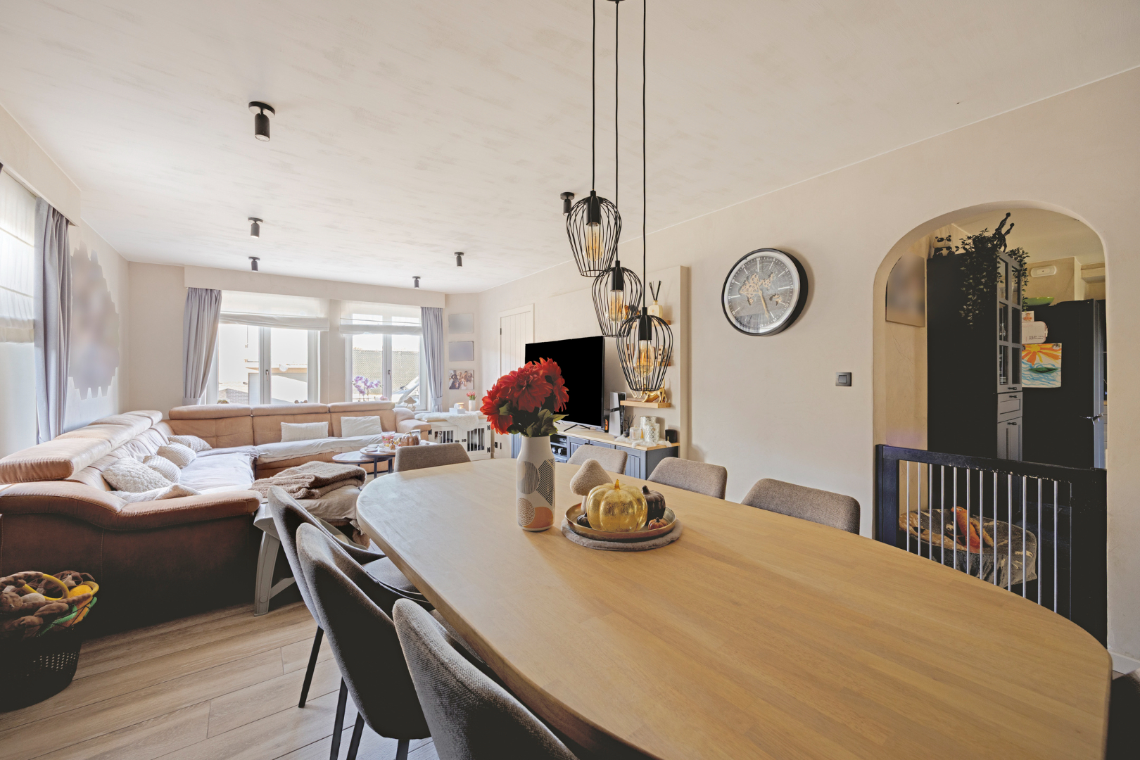 Woonkamer met doorgang keuken