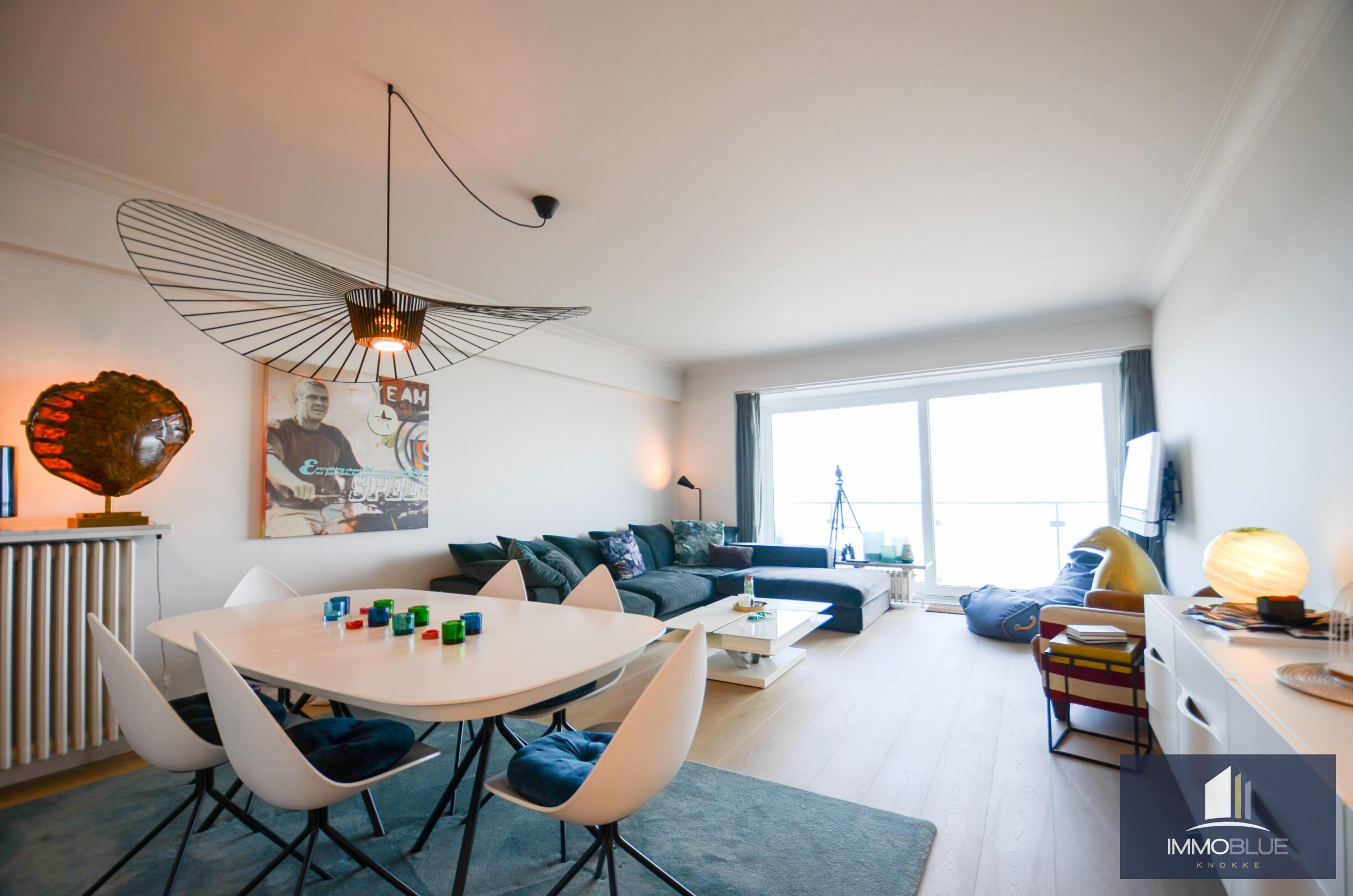 Appartement avec vue frontale sur la mer, situé dans une résidence prestigieuse au Zoute. 