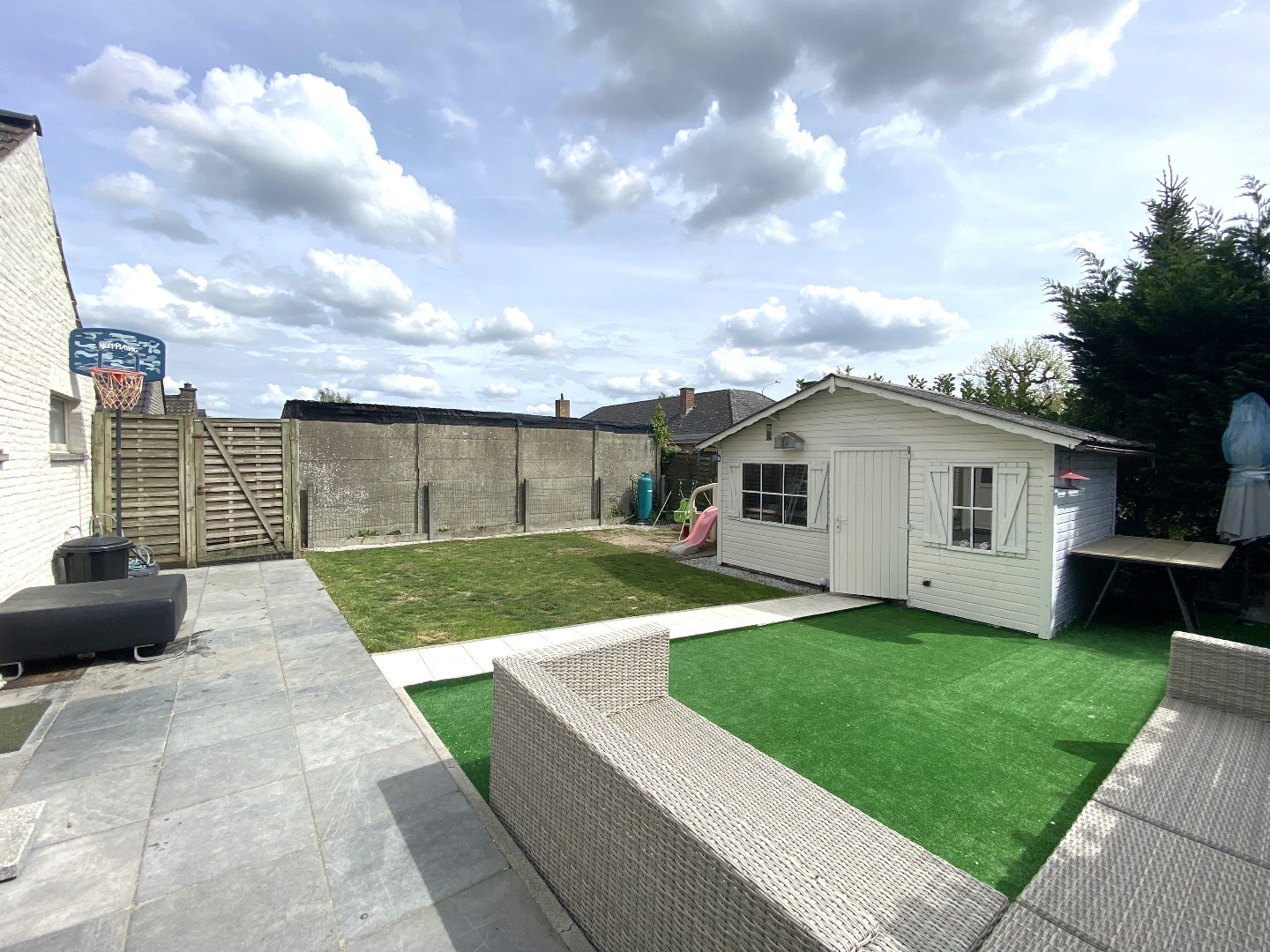 Instapklare en gerenoveerde gezinswoning op goeie centrale ligging! 