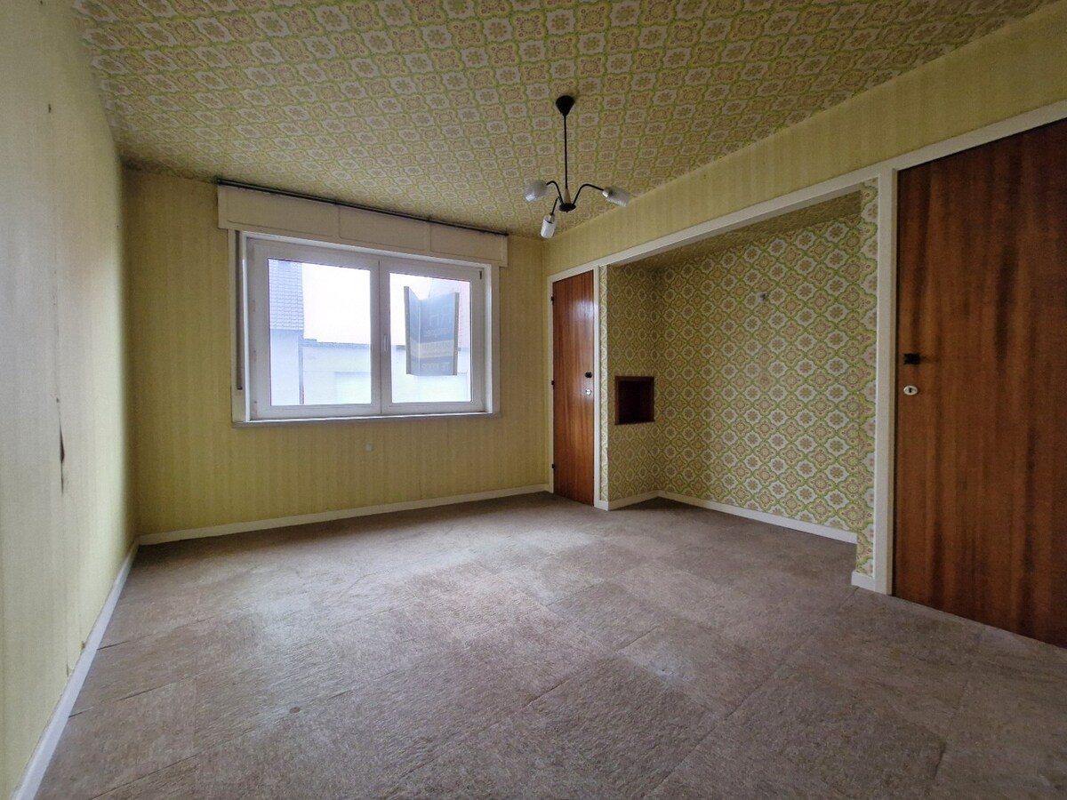 Te renoveren volumineuze gezinswoning met diepe garage in het hart van Knokke. 