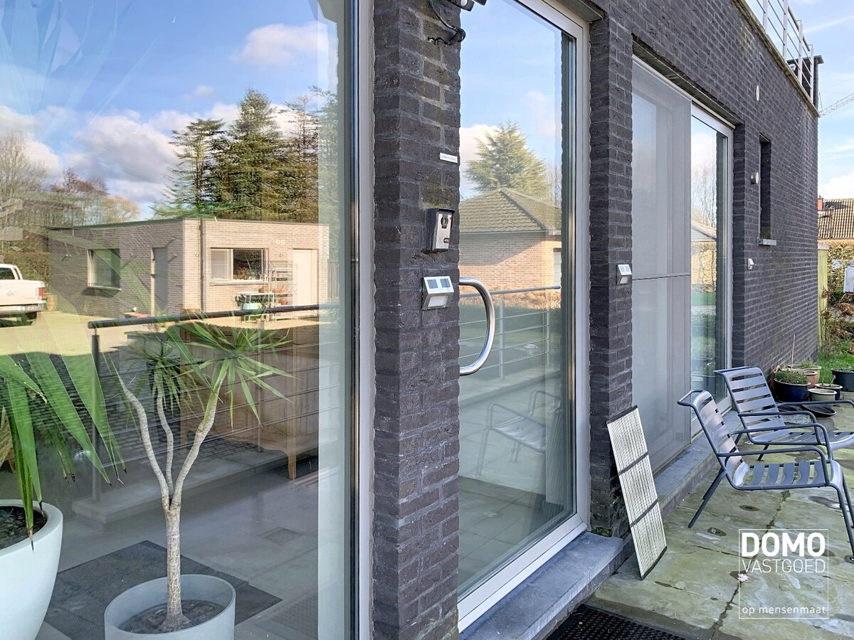 COMMERCIEEL PAND MET RUIM APPARTEMENT OP ZICHTBARE LOCATIE IN HERK-DE-STAD 