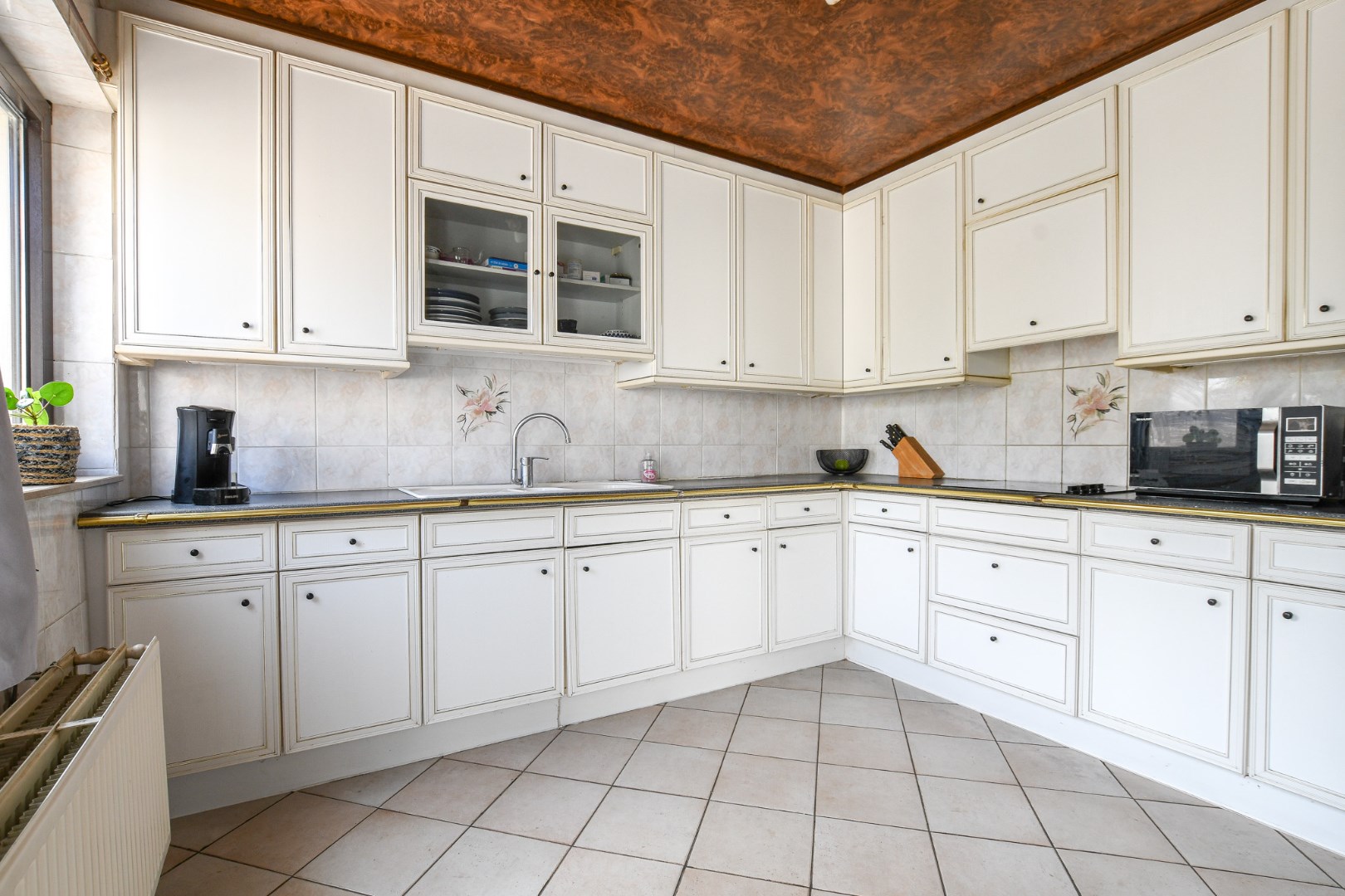 Ruime bel-etagewoning met tuin en bijgebouw, vlakbij centrum De Haan 