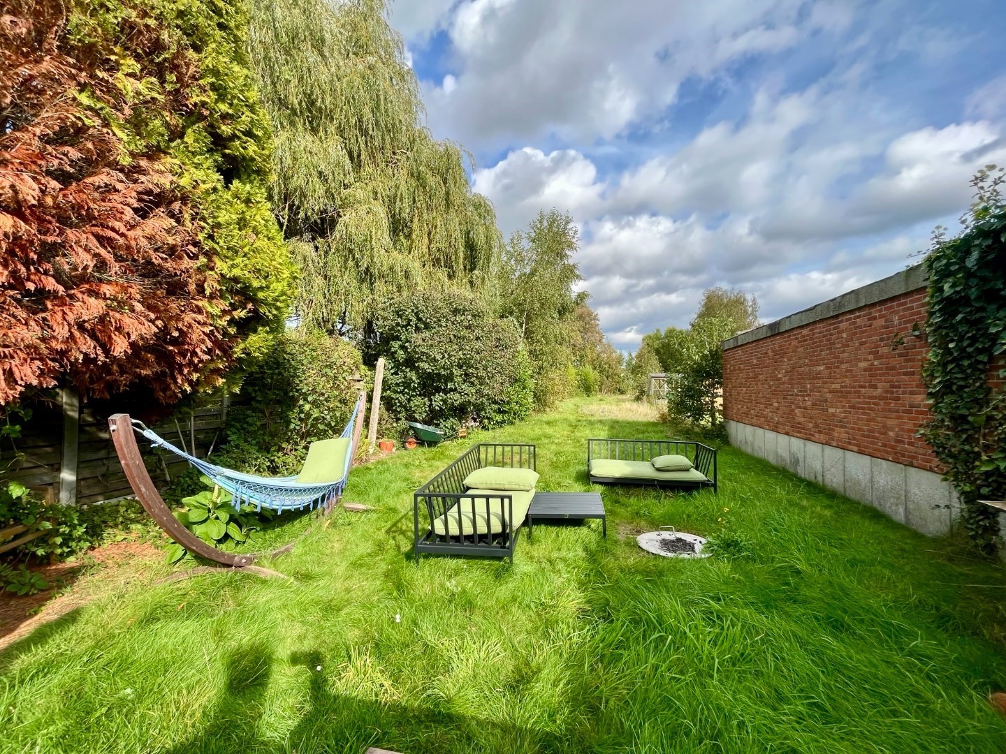 Ruime gezinswoning met grote tuin nabij het centrum van Larum 