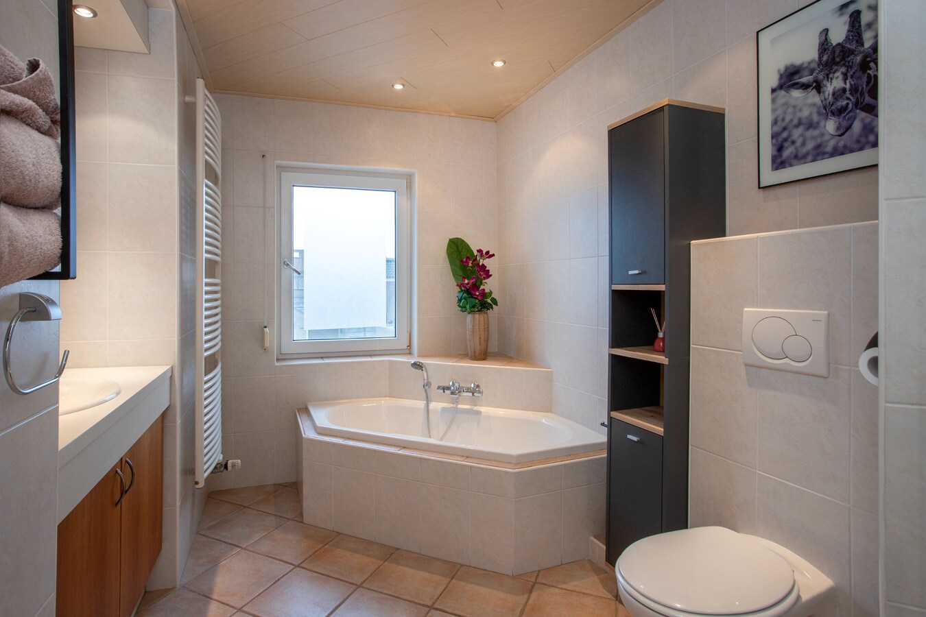 Welkom in deze verrassend ruime en charmante hoekwoning nabij het centrum van Reusel! 