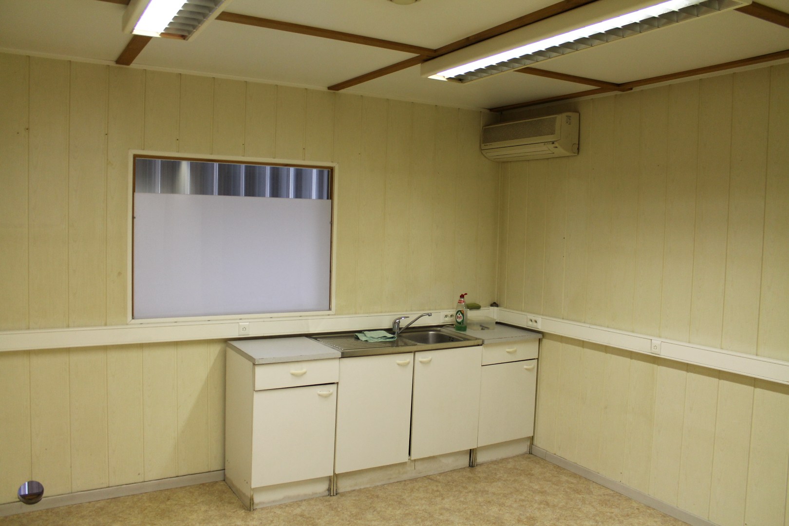 Opslagruimte met kantoor te huur in Wakken – 292 m² 