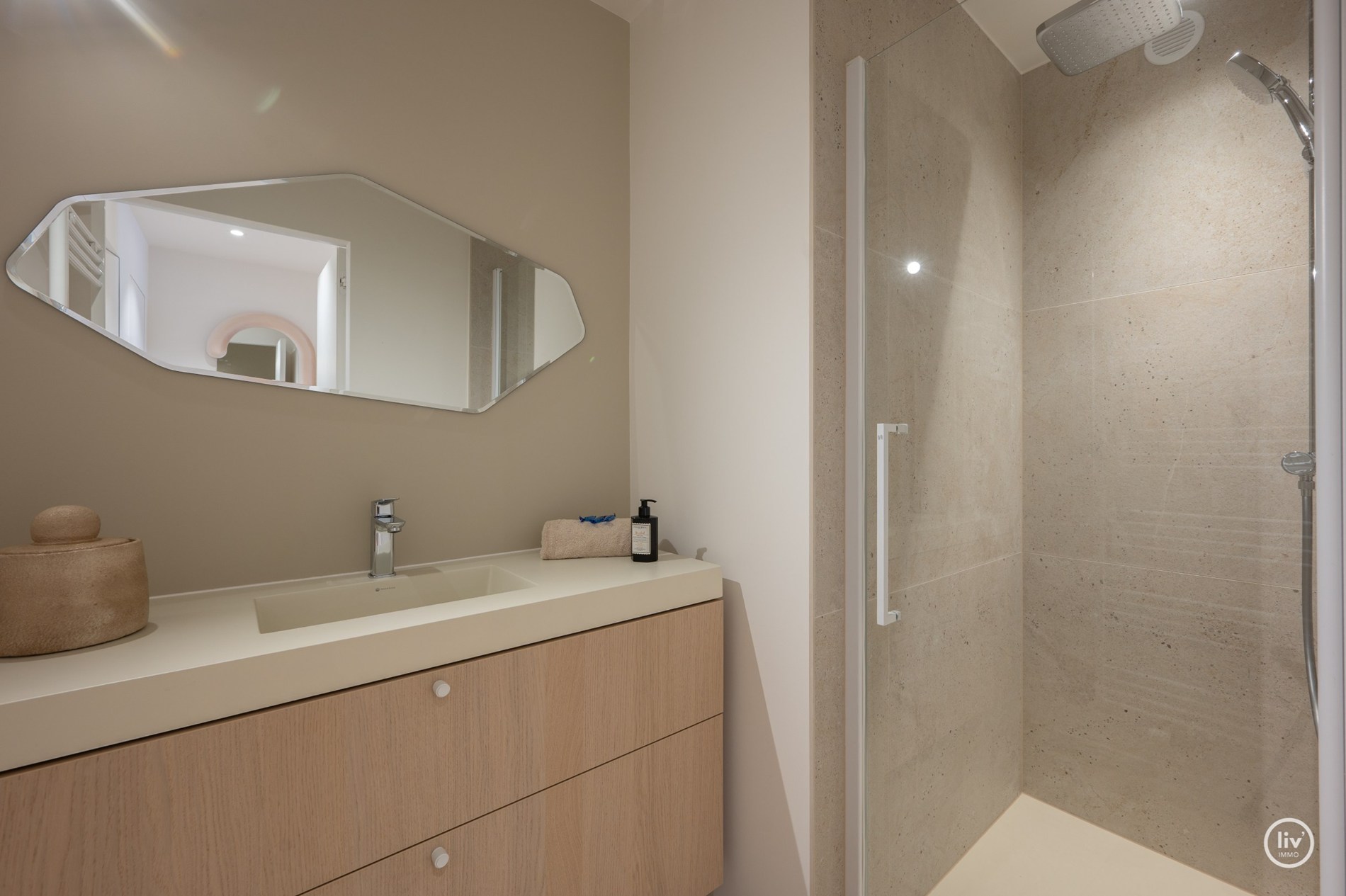 Appartement entièrement rénové et élégant au cœur de Knokke dans la Lippenslaan. 