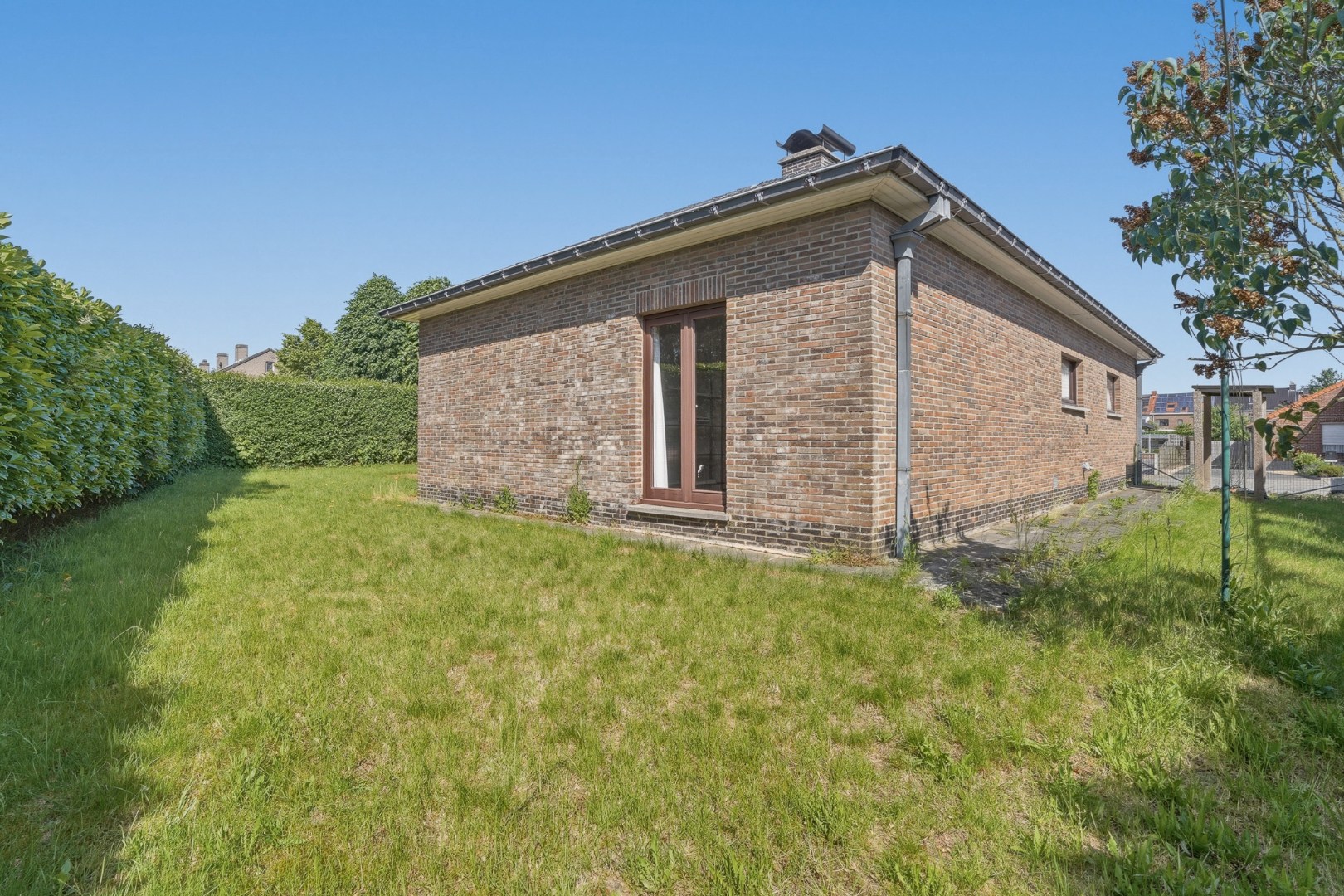 Vrijstaande bungalow met 3 slaapkamers, ruime garage en zonnige tuin 