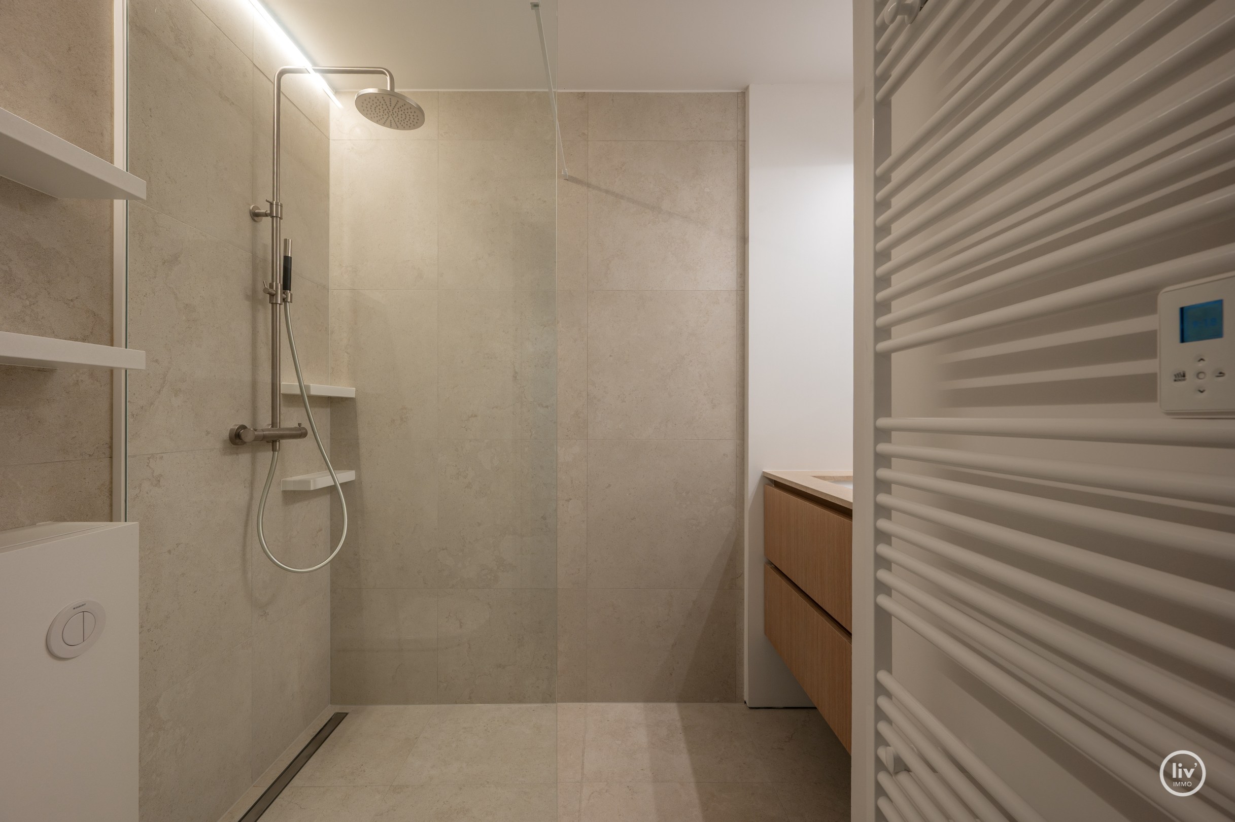 Cet appartement magnifiquement situé bénéficie d'une orientation sud et se trouve dans un environnement verdoyant et calme, directement attenant au parc Yzer. 