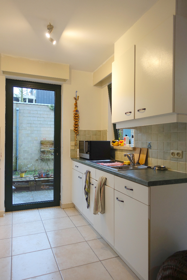 Gezellig gelijkvloersappartement met zonnige tuin en garage 